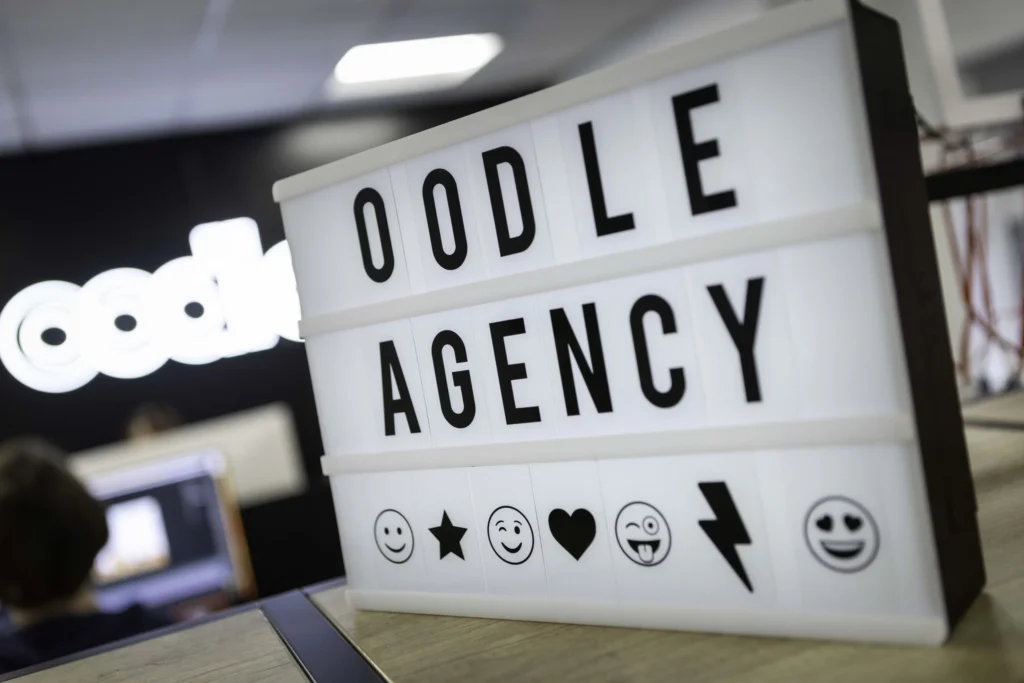 Small sign with oodle agency on it